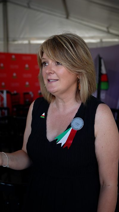 'Dwi'n wen o glust i glust' - Mari Lloyd Pritchard yw llywydd y dydd