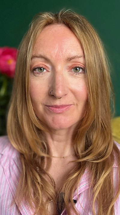 Mae menyw o Sir Gâr wedi sôn am sut y gwnaeth ei bywyd newid yn sgil cyflwr hynod brin.