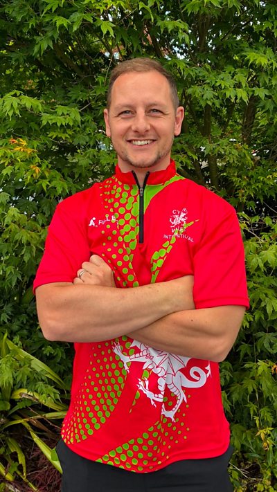 Steffan James yn gobeithio ennill medal aur yn y bowls yng Ngemau'r Gymanwlad yn Glasgow.