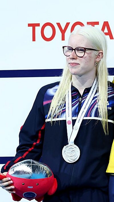 Byw gyda nam golwg wedi gwneud Ela Letton-Jones yn benderfynol o lwyddo yn y pwll nofio