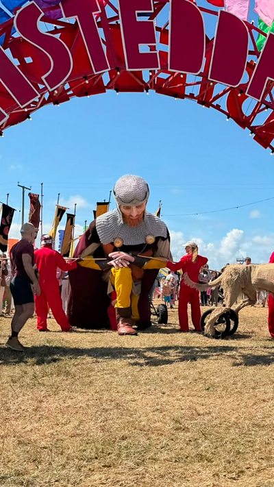 Yr Arglwydd Rhys yn cyrraedd maes Eisteddfod y Garreg Las