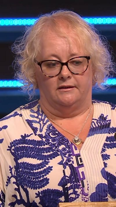 "Cywilyddus fod rhywun wedi gwneud y penderfyniad i anfon y fath nofel i gystadleuaeth"