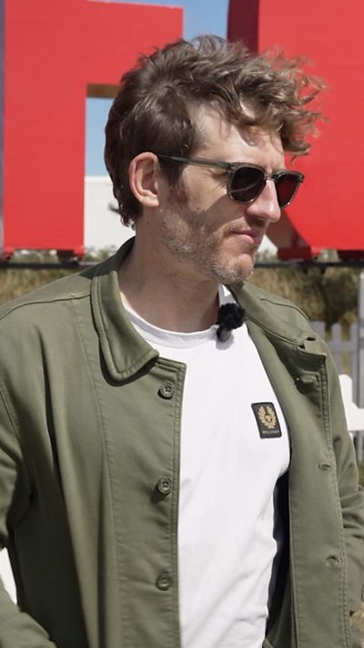 Perfformio yn y Pafilwin yn "teimlo fel rhywbeth mawr" i Elis James