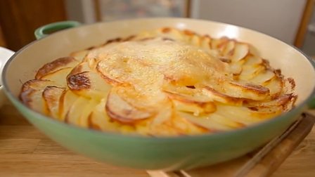 Tartiflette with bacon fat salad