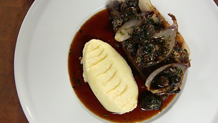 Pan-fried sirloin steak with red wine and snail sauce