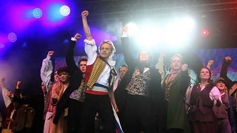 Perfformiad o Les Miserables yn ngŵyl theatr ddeuddydd West End Live, 2013