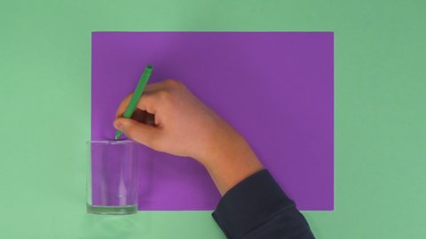 Hands marking the centre, along the top of a glass