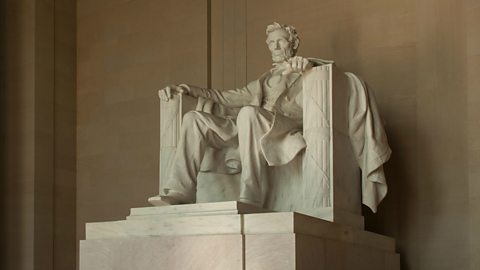 A photo of a statue of Abraham Lincoln in Washington D.C., the American capital. 