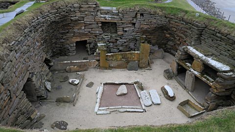 Taigh cruinn a chaidh a lorg san talamh ann an Skara Brae, Arcaibh