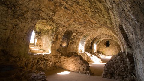 ò fon talamh aig Caisteal Dirleton ann an Lodainn an Ear