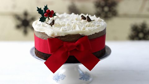 Simple and classic Christmas cake decorations