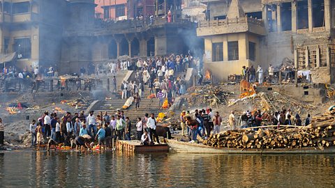 Hinduism – A cremation ceremony on the river Ganges