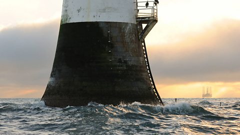 Taigh-solais creag a chhluig aig làn àrd