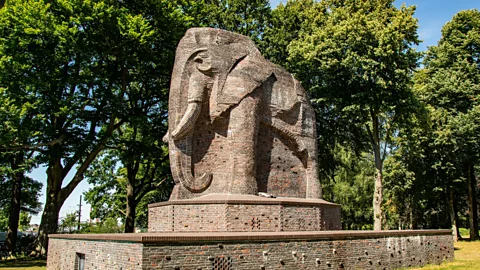Witness History, Witness History, Bremen’s Elephant Statue