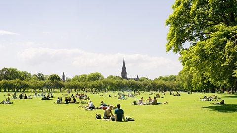 Daoine ann am pàirc ann an Dùn Èideann