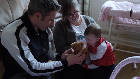 Ymateba i synau dy fabi wrth chwarae ac efallai y bydd yn ymateb yn ôl.