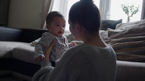 Fel yna, maen nhw’n dysgu bod gwneud synau yn arwain at ymatebion gennyt ti.