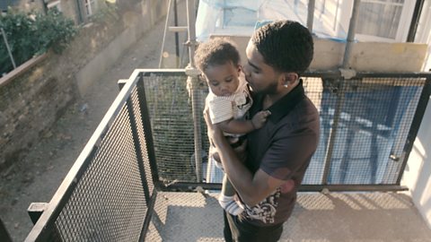 Mae ymateb i barablu yn syniad gwych pan mae babis yn dechrau trio siarad.