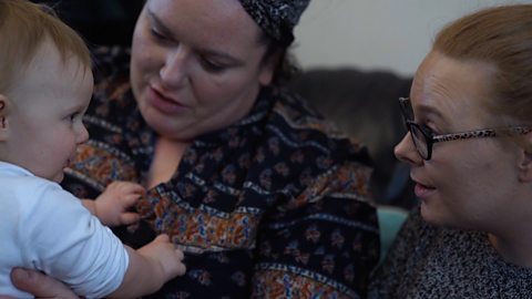 Y peth pwysicaf yw ymateb iddyn nhw. Maen nhw wir yn tiwnio mewn i ti, yn gwrando ar eiriau ac eisiau rhyngweithio.