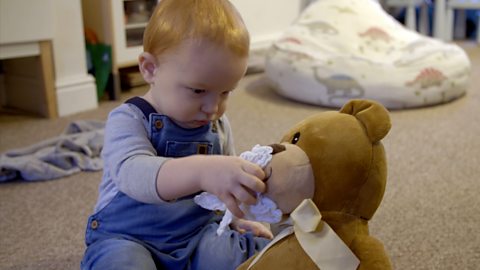 Erbyn yr oed hwn, mae babis yn aml yn gallu ein arwain at beth sydd wedi dal eu sylw a beth maen nhw eisiau siarad amdano.