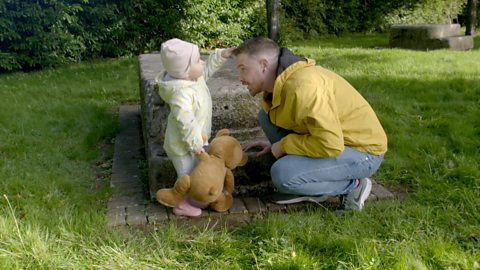 Defnyddia iaith glir wrth iddyn nhw gysylltu dy eiriau â’r peth maen nhw yn canolbwyntio arno. A dechreua gyflwyno cwestiynau syml fel ‘beth?’ neu ‘ble?’ am eu diddordebau.