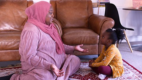 Efallai bydd dy blentyn nawr yn dechrau adnabod a siarad am y gorffennol a’r dyfodol. 