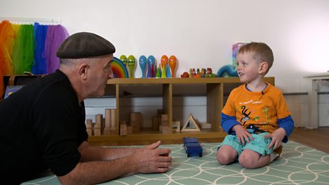 Fe allet ei wneud yn bwynt siarad dyddiol, sef gofyn cwestiynau fel beth wnaeth ddigwydd ddoe neu i ble ydyn ni’n mynd wythnos nesaf? 