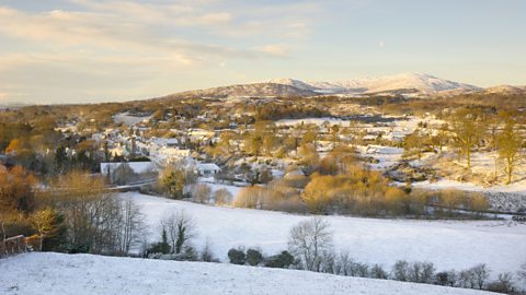 Taigh an Rathaid fo shneachd a' gheamhraidh