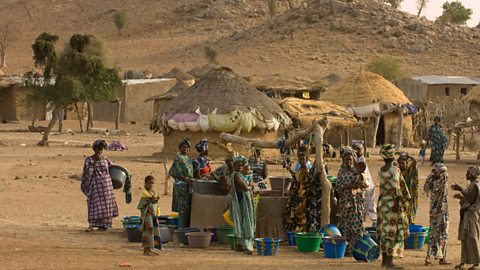 A' cruinneachadh uisge bho thobar ann an sgìre Sahel de dh'abhainn Senegal