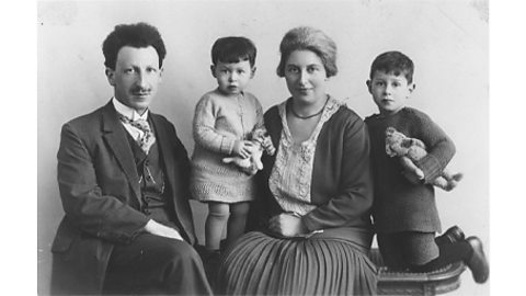 A black and white photograph of three members of a Jewish family in Holland.