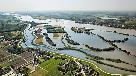 Floodplains are also found in the middle course.