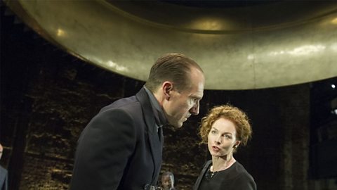Queen Elizabeth is stood in front of Richard saying something to him with an angry expression on her face.