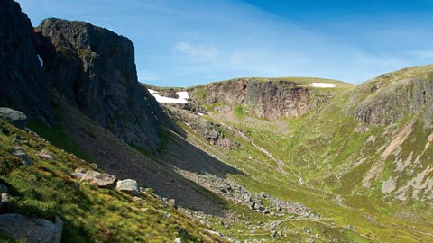 Sealladh dhen ghleann chrochte, Coire Domhain, air latha grianach