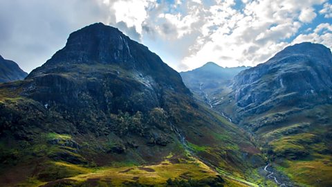 Beanntan bholcànach ann an Gleann Comhann ann an Gàidhealtachd na h-Alba