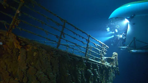 A MIR submersible approaches the Titanic in 2003 (Credit: Alamy)