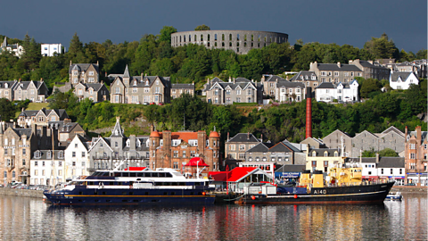 Tùr MhicCuaig a' coimhead thairis air caladh an Òbain