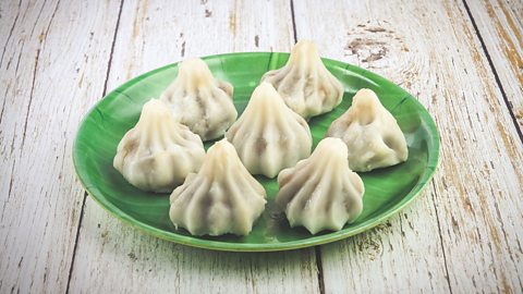 Seven small dumplings on a green plate