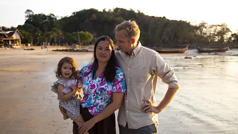 Photo of Nikolaj Astrup and Michelle Rødgaard-Jessen on beach with their daughter