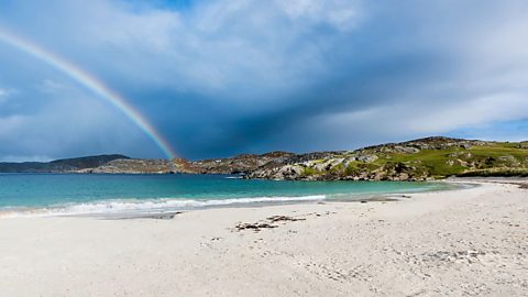 Bogha-frois os cionn tràigh Achadh Mhealbhaich