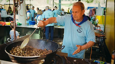 Francesc Segura cooking snails a la gormanda at L'Aplec del Caragol (Credit: Eloi Teixidó Fontova)