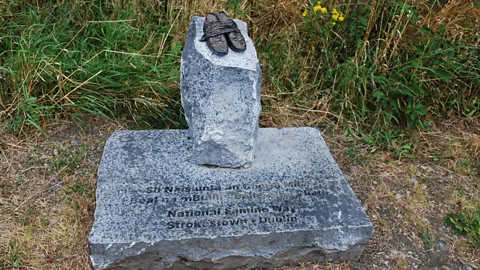 Bronze shoe trail marker on the National Famine Way (Credit: Eibhlis Gale-Coleman)