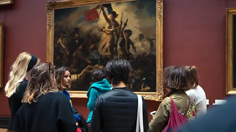 Crowd of women looking at painting in the Louvre (Credit: Thomas Billaudeau)