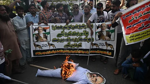 Newshour, Newshour, India weighs up whether to strike Pakistan after Kashmir terror attack