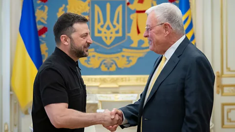 Newshour, Newshour, Trump promises 'very sophisticated' equipment for Kyiv