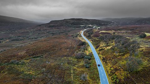 Sealladh drone thar rathad an A835 ann an Iar-Thuath na Gàidhealtachd le aon chàr air