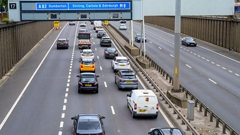 Trafaig a' siubhal chun an ear air mòr-rathad an M8 ann an Glaschu