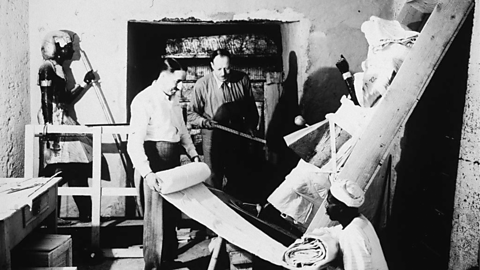 A photo of Howard Carter and Arthur Callendar preparing items in Tutankhamun's tomb for removal.