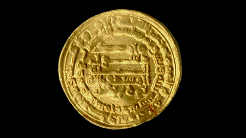 A gold coin dated 333 AH/945 CE from the Met Collection.