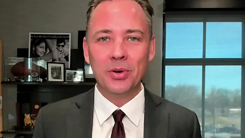 Dollar weakens following probe into Fed Chair Powell