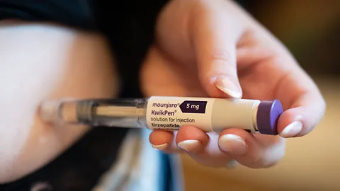 A person injecting themselves in the abdomen with a weight-loss drug using a pen injection system (Credit: Getty Images)